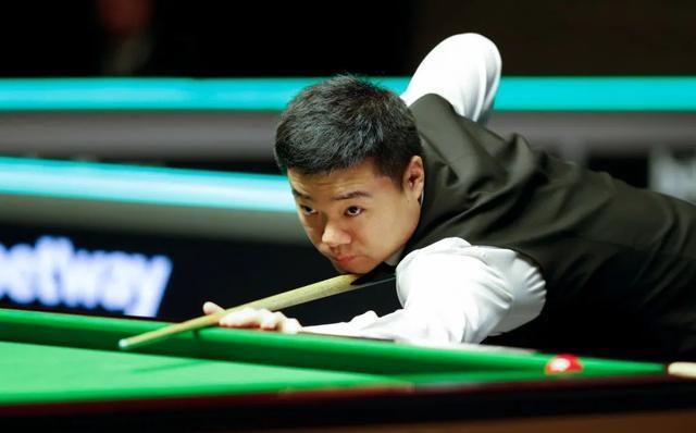 在中场拿球 在中场拿球